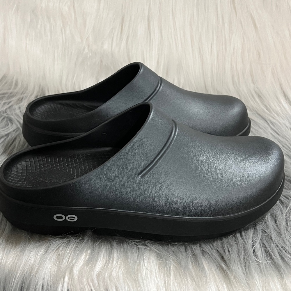 Oofos Slip-On Clogs - Picture 2 of 6